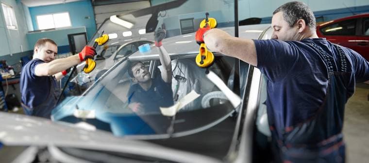 Poliermaschine bei der Aufbereitung einer Windschutzscheibe