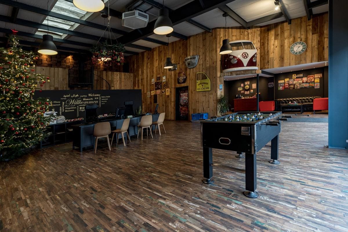 Kunden-Lounge von Auto Service Puya mit Sitzbereich