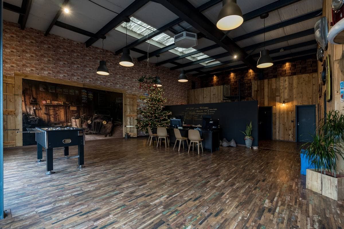 Wartebereich mit Lounge-Atmosphäre bei Auto Service Puya